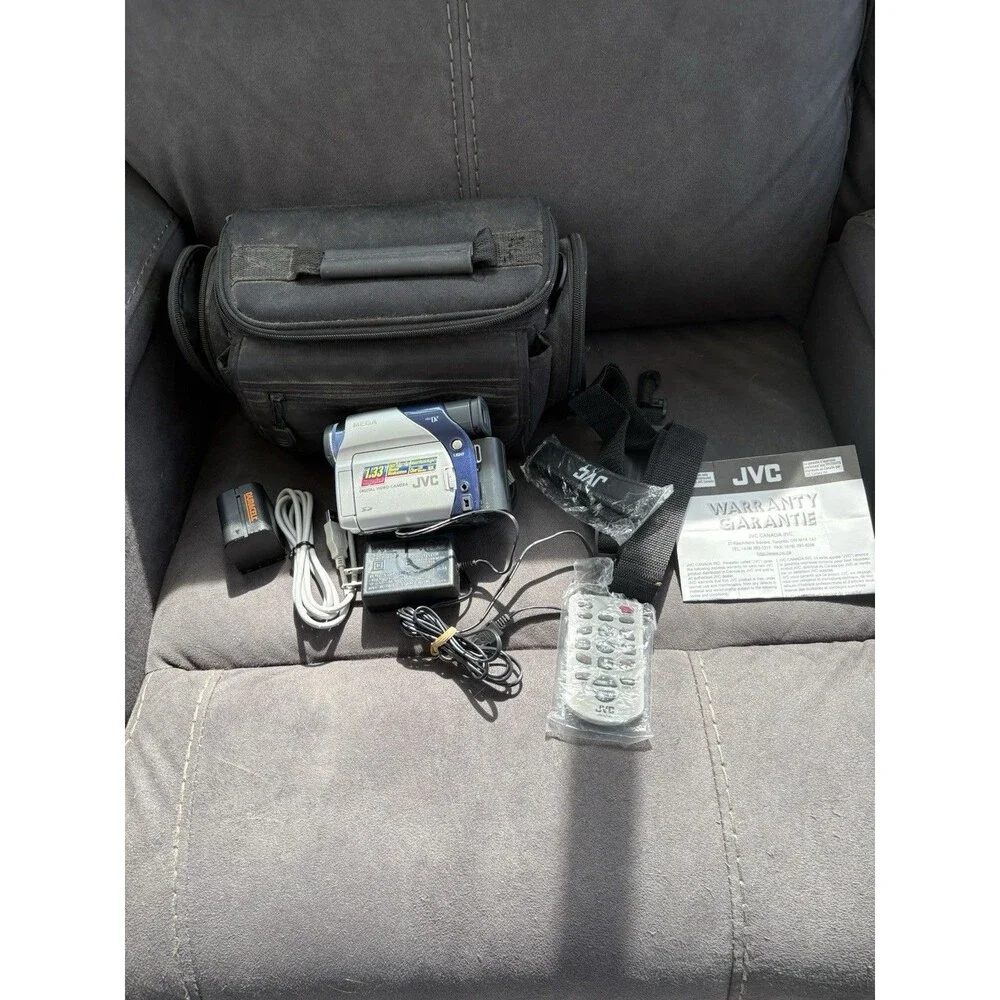 JVC GR-D93U MiniDV Digital Camcorder Bundle Tested Working w/ Bag Batteries